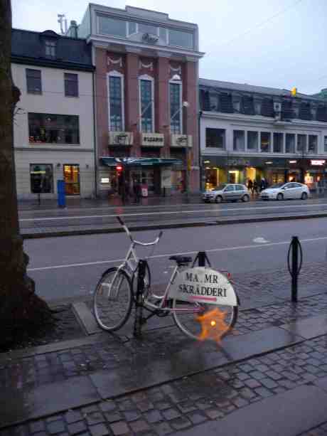Plaza och Ma.Mr Skrädderis damcykel. Östra Hamngatan söndag 23 februari 2014 kl 17:15.