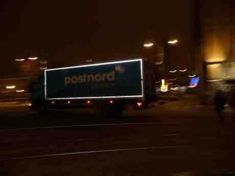 PostNord AB kör grönt. Fontänbron fredag 31 januari 2014 kl 23:32.