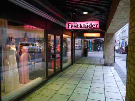 Premiere Festkäder med polisbil i skyltfönstret. Drottninggatan tisdag 4 februari kl 14:55.