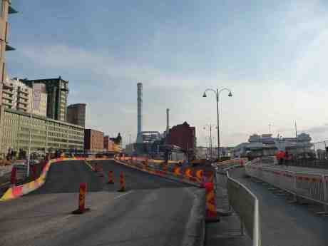 Provisorisk vägbana vid Skeppsbron över det som en gång var Keillers Verkstad och som sedan blev Götaverken på Hisingen tvärs över Göta älv. Måndag Annandag påsk 21 april 2014 kl 18:52.
