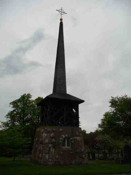 Sankt Matteus' klockstapel från 1956 på Västra kyrkogården en helg då många pyntade sina gravar. Söndag 18 maj 2014 kl 18:41.