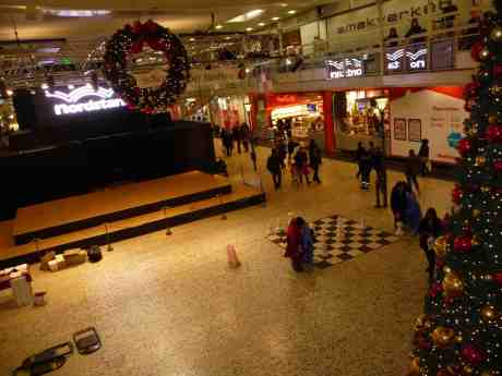 Schacksällskapet Manhem packar ihop schackmattan. Nordstan söndag 5 januari 2014 kl 15:55.