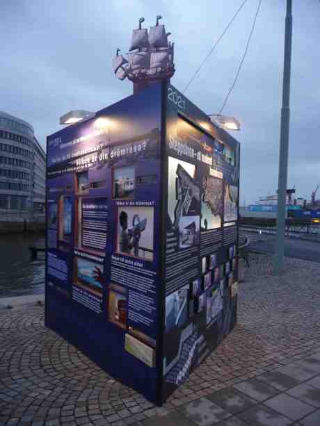 Skeppsbrons informationstrekant vid Packhusplatsen. Evert Taube sjunger just. Onsdag 8 januari 2014 kl 15:11.