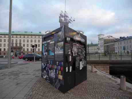 Skeppsbrons informationstrekant från norr. Vid Stora Bommens bro fredag 10 januari 2014 kl 14:56.