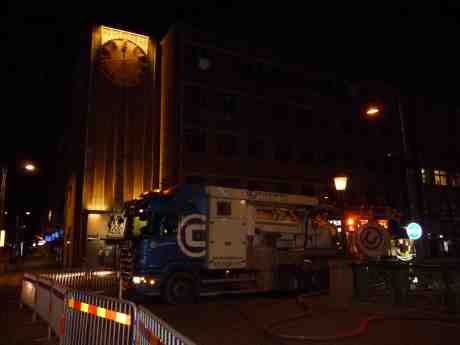 Slamsugare tömmer avloppskulvert under Stora Hamnkanalen mellan Norra Hamngatan och Brunnsparken för inspektion med liten trådstyrd elbil. Tisdag 11 mars 2014 kl 23:43.