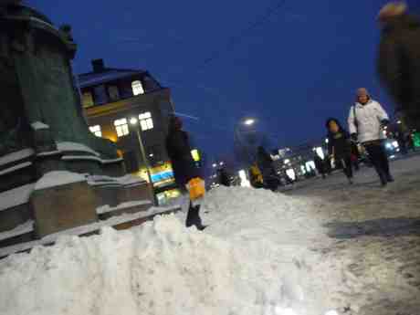 Det snöar istappar vid Kopparmärra. Onsdag 29 januari 2014 kl 17:00.