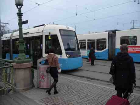 Harry Perssons egen spårvagn på brun linje 7 till Bergsjön. Drottningtorget onsdag 5 mars 2014 kl 16;35.
