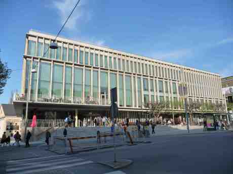 Stadsbiblioteket har äntligen öppnat igen efter en lång göteborgsk kultursvacka! Mycket fulare med allt det gula teglet, som är kännetecknande för Göteborg och Götaplatsen, borttaget. Böcker finns det, men Bibliotekscaféet med uteservering ligger fortfarande inte i hörnet mot Poseidon!! Detta har jag tjatat om sedan invigningen 1967!!! Tisdag 23 april 2014 kl 17:55.
