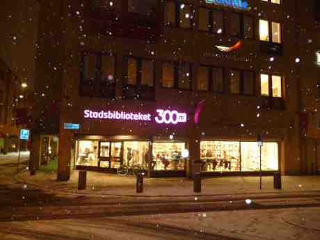 Stadsbiblioteket på Södra Hamngatan-Östra Larmgatan lär försvinna när till oigenkännlighet om- och tillbyggda Stadsbiblioteket på Götaplatsen öppnar igen om en eller annan månad. Måndag 27 januari 2014 kl 18:03.
