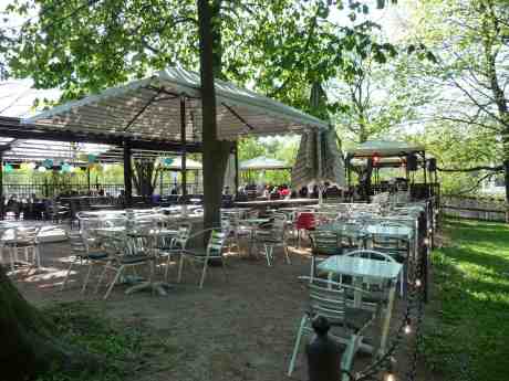 Grindstugan vid Trädgårdsföreningens entré från Gamla Allèn och Bältespännarparken har öppnat och i dag uppträdde Staffan Lenberg. Fredag 2 maj 2014 kl 17:24.