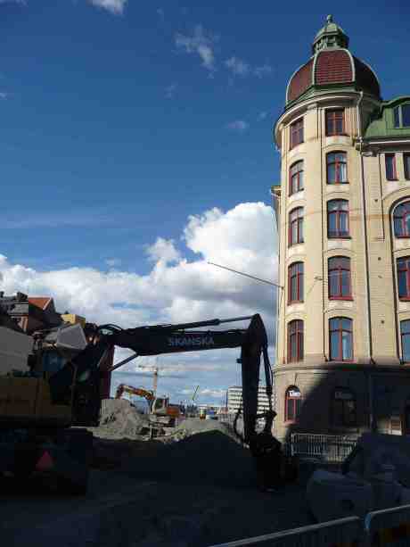 Massakrerade Stora Badhusgatan vid Surbrunnsgatan, med likaledes förstörda Skeppsbron och Stenpiren i bakgrunden.. Måndag 23 juni 2014 kl 17:59.
