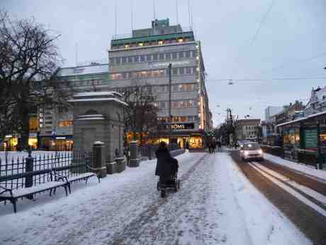 Ströms termometer visar 3 minus. Västra Hamngatan vid Domkyrkobrunnen torsdag 30 januari 2014 kl 16:15.