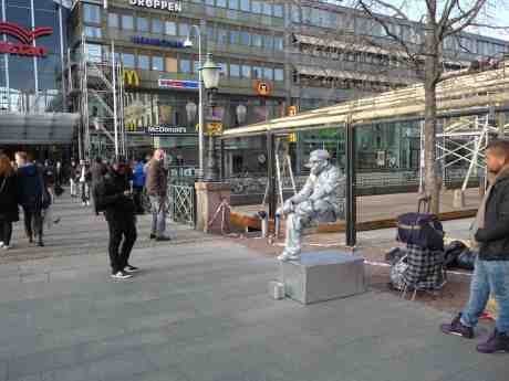 Tyngdlöse silverapmannen i Brunnsparken är mycket rolig men ändå inget aprilskämt. Tisdag 1 april 2014 kl 17:50.