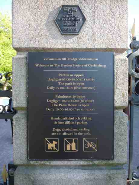 Trädgårdsföreningens skylt vid Slussen fortfarande inte bytt, så inför den tror man att parken stänger 18.00, när det är 20.00. Söndag 4 maj 2014 kl 18:38.