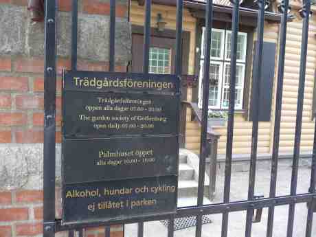 I dag är Trädgårdsföreningens skylt vid entrén åt Gamla Allén och Bältespännarparken bytt och parken är öppen till 20.00. Men skylten åt Slussen, Slussgatan och Drottningtorget är fortfarande inte bytt… Lördag 3 maj 2014 kl 17:56.