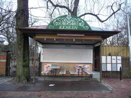 Trädgårdskiosken i träda sedan många månader. Gamla Allén vid Trädgårdsföreningen lördag 22 februari 2014 kl 16:38.