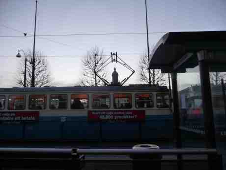 Tyska kyrkans torn i bygeln på 5:ans spårvagn. Östra Hamngatan vid Gustaf Adolfs Torg onsdag 12 februari 2014 kl 17:02.