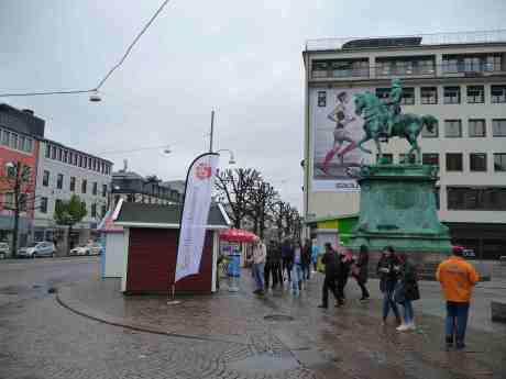 Framåt marsch uppåt väggarna och kämpande runt valstugorna mot en mer överstatlig Europeisk Union. Allt övervakat av Carl IX och hans gamla kopparkamp. Onsdg 7 maj 2014 kl 15:08.