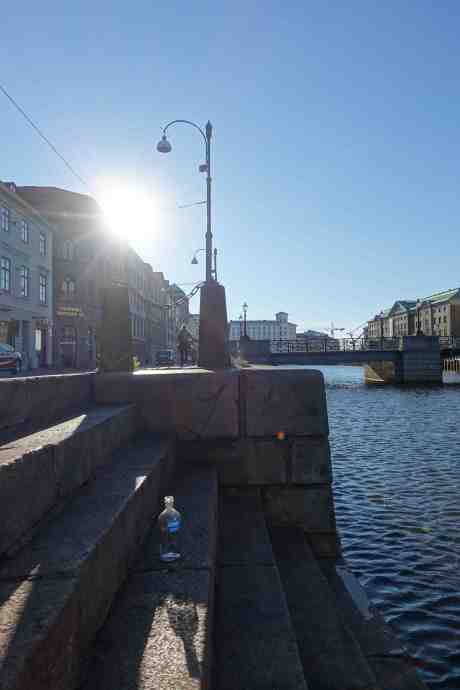 Vodka? Absolut för att bli på kanelen vid kanalen! Södra Hamngatan vid Stora Hamnkanalen måndag 22 september 2014 kl  16:32.