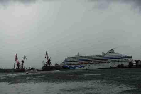 AIDA Cara på väg ut i regnstormen möter S:t Erik som bara är några kabellängder från kajplatsen. Söndag 3 augusti 2014 kl 17:11.