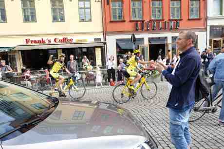 Team Rynkeby cyklar 120 mil till Paris för Barncancerfonden. Kungsportsplatsen lördag 5 juli 2014 kl 17:07. 