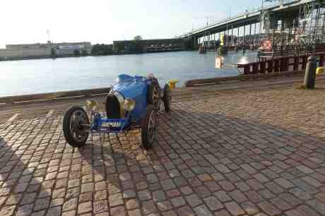 Lennart Haajanens Bugatti 35A 1925 som kuttersmycke akter om barken Viking vid Lilla Bommen. Onsdag 23 juli 2014 kl 20:05.