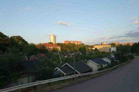 Änggårdskolonin och Guldhedens norra Vattentorn på Hökeberget där vattnet ersatts av studenter. Måndag 21 juli 2014 kl 21:04. 