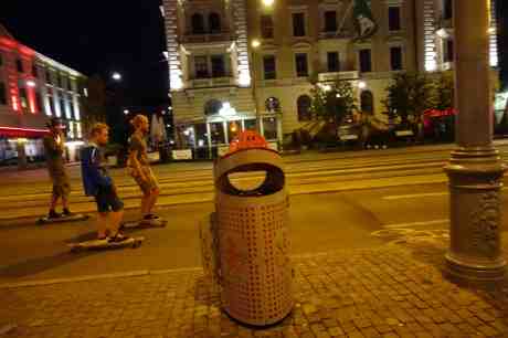Coolast på Avenyen. Brädåkare på Kungsportsavenyen söndag 27 juli 2014 kl 23:25. 