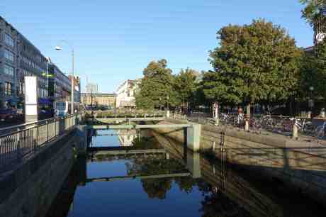 Antingen är duvorna som garnerar Stora hamnkanalen mätt och dästa eller hungriga i väntan på mat. Ovanligt att se alla så stilla. Brunnsparken från Fontänbron torsdag 4 september 2014 kl 18:39.