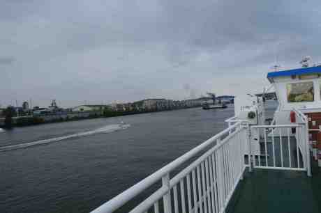 Jetskooter passerar Älv-Snabben 4 och jagar mot bolmande Färjan 4. Lördag 30 augusti 2014 kl 18:26.