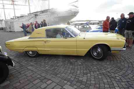 Gula skönheten Ford Thunderbird 1966 lämnar barken  Viking och dess kaj. Onsdag 20 augusti 2014 kl 19:04. 