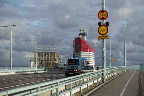 Tjusiga harmoniskt svängda Götaälvbrons fantastiska klaff är öppen. Den som med hjälp av sin motvikt höjts och sänkts i 75 år –  ända sedan 1939! Nu ska dumma göteborgare riva denna förnämliga av tyska byggda ändamålsenliga och helt funktionsdugliga  konstruktion. Det är en vacker bro! Fredag 22 augusti 2014 kl 18:46.