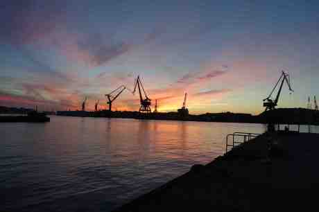 Ännu ligger Götaverken kvar. Startade 1841. Från Packhuskajen måndag 29 september 2014 kl 19:12.