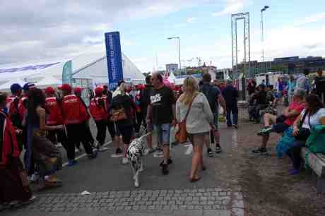 Gothia Cup-deltagare på väg mot Ullevi, som skymtar längst bort, för att inviga världens största fotbollscup för ungdomar mellan 11 och 19 år. Pågår till 19 juli. Heden måndag 14 juli 2014 kl 18:57.