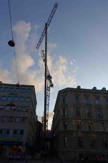 Svajmastartister (?) i en tornkran av modell Lindén som sätts upp på smala Klädpressaregatan i Västra Nordstaden. Torsdag 21 augusti 2014 kl 19:59.