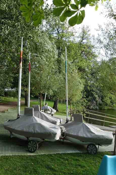 Hemliga ubåtar redo att undervadera Vallgraven? Kultukalaset börjar i morgon och då avslöjas hemligheten. Trädgårdsföreningen måndag 11 augusti 2014 kl 19:18.