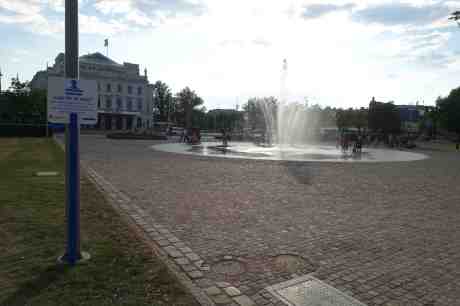 Läge för ett dopp i den 32-gradiga värmen. Bältespännarparken torsdag 24 juli 2014 kl 18:40.