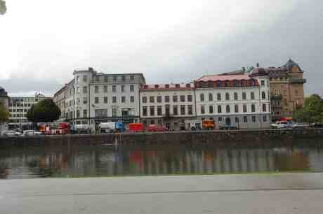 Pumpa läns! Källaröversvämning på Stora Nygatan fyller upp Vallgraven. Söndag 24 augusti 2014 kl 17:30.