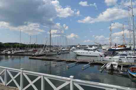 Lilla Bommens hamn i semestertider. Fredag 25 juli 2014 kl 15:02.