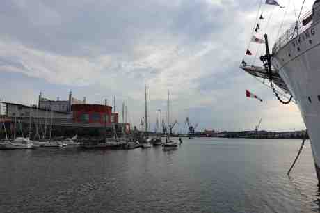 Lilla Bommens hamn och Operan från Vikingkajen i lugn och ro den dagen Älvsnabben 5 körde in i bryggan. Lilla Bommens Torg vid barken Viking lördag 5 juli 2014 kl 19:04.