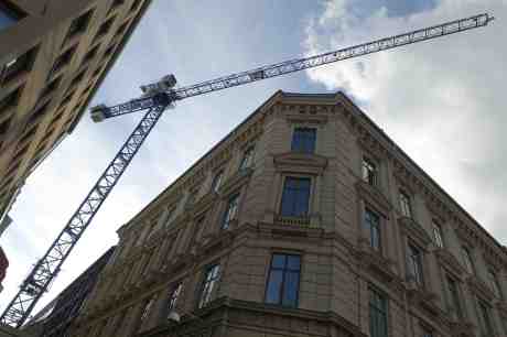 Tornkranen äntligen inklämd mellan husväggarna på Klädpressaregatan. Lördag 23 augusti 2014 kl 18:27.