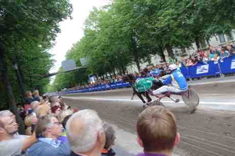 Nr 4 Nerone Bigi – med alla fyra hovarna i vädret – vann Citytravet i Nya Allén. Torsdag 14 augusti 2014 kl 18:47.