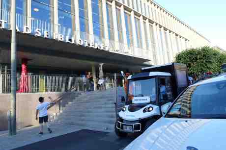 Port du Soleil paraderar med benen i vädret! Götaplatsen vid Stadsbiblioteket fredag 11 juli 2014 kl 19:54.