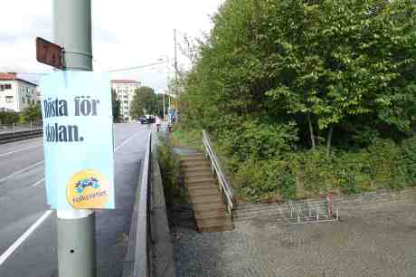 Rösta för skolan. Och fri parkering för sparkcyklar. Guldhedsgatan i närheten av Guldhedsskolan tisdag 26 augusti 2014 kl 16:07.