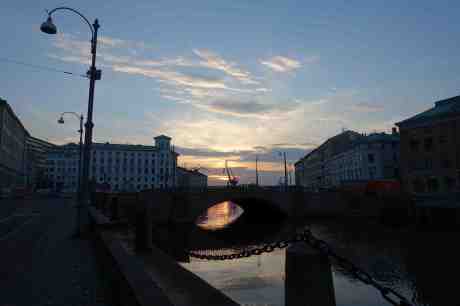 Röda solreflexer under Kämpebron. Från Södra Hamngatan lördag 6 september 2014 kl 19:34.