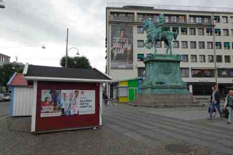 Alla går till jobbet i Socialdemokraternas valstuga, nu med IRL. Men SATS:a också på dig själv In Real  Life! Inte så uppåt väggarna galet… Kungsportsplatsen med Kopparmärra måndag 25 augusti 2014 kl18:52.
