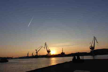 När en stjärna faller får man önska sig något. Då önskar jag att Götaverken får finnas kvar. Att stjärnan är ett flygplan behöver ju ingen veta. Från Packhuskajen fredag 19 september 2014 kl 18:57.