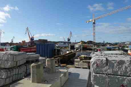 Mycket väsen för klingeling när spårvagnsspåren ska dras över gamla Keillers varv. Walona syns passera ute på älven. Från Stora Badhusgatan – där Evert Taube föddes – torsdag 28 augusti 2014 kl 17:20.