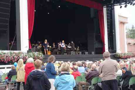 Sven-Bertil Taube, lika enastående underhållande och skicklig som alltid, tackar Åsa Fång som tolkar Evert Taubes visor så känslofullt och vackert. Stora Scenen på Liseberg söndag 17 augusti 2014 kl 19:00.