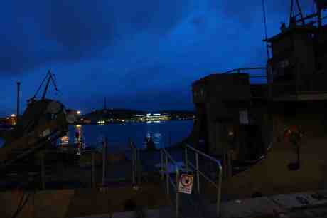 Sveriges Radio i Lundby syns bortom Maritimans minutläggare Kalmarsund, ex MUL 13, vid Packhuskajen. Söndag 28 september 2014 kl 19:30.